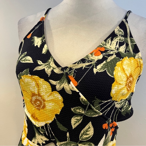 Soprano sleeveless Floral stretchy‎ Mini Dress size extra small with cut outs - Picture 2 of 11